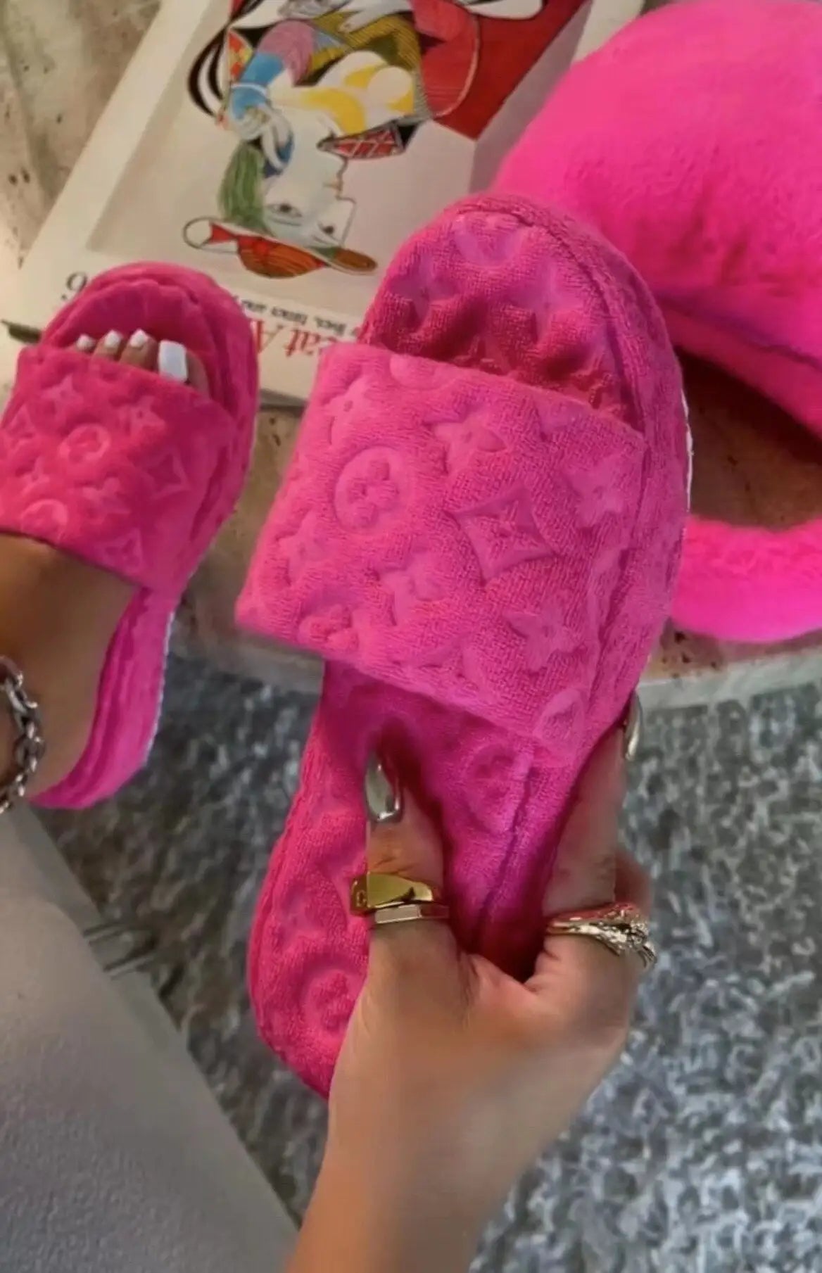 Louis vuitt s pink fur fashion slippers